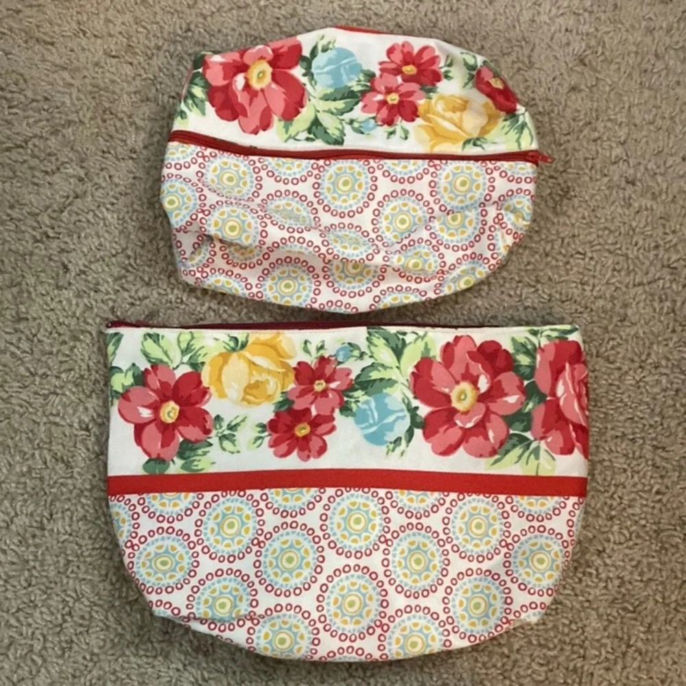 NWOT Set of 2 flora makeup or toiletry bags, large 12” small 10”, matching set